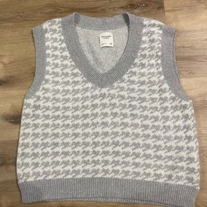Abercrombie & Fitch Grey and White Houndstooth sweater vest